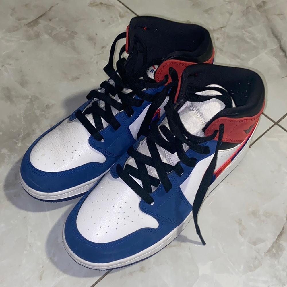 Kids size 6.5 Jordan 1 mid